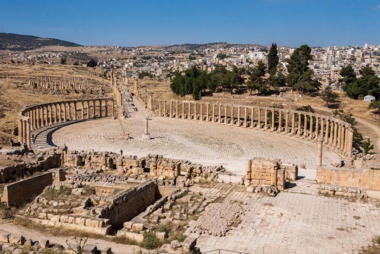 الساحة والأعمدة الرومانية في جرش