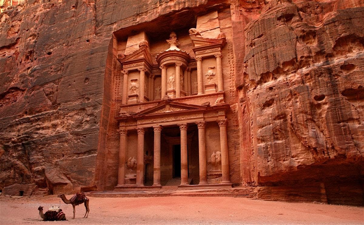 واجهة الدير المنحوتة في صخر البتراء